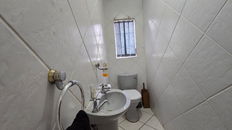 5 Bedroom Property for Sale in Wierda Park Gauteng