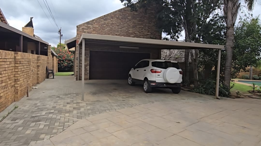 5 Bedroom Property for Sale in Wierda Park Gauteng