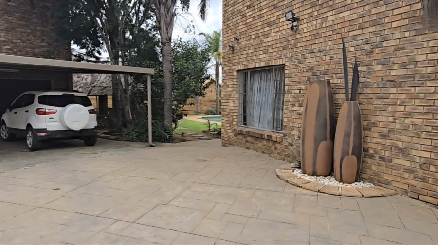 5 Bedroom Property for Sale in Wierda Park Gauteng