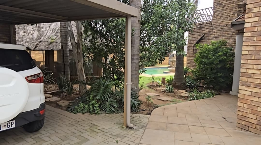 5 Bedroom Property for Sale in Wierda Park Gauteng