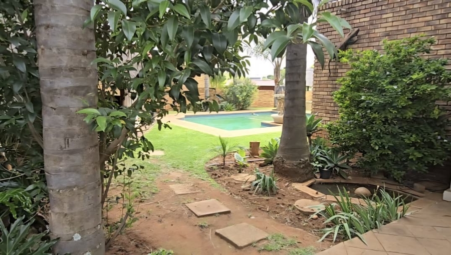 5 Bedroom Property for Sale in Wierda Park Gauteng