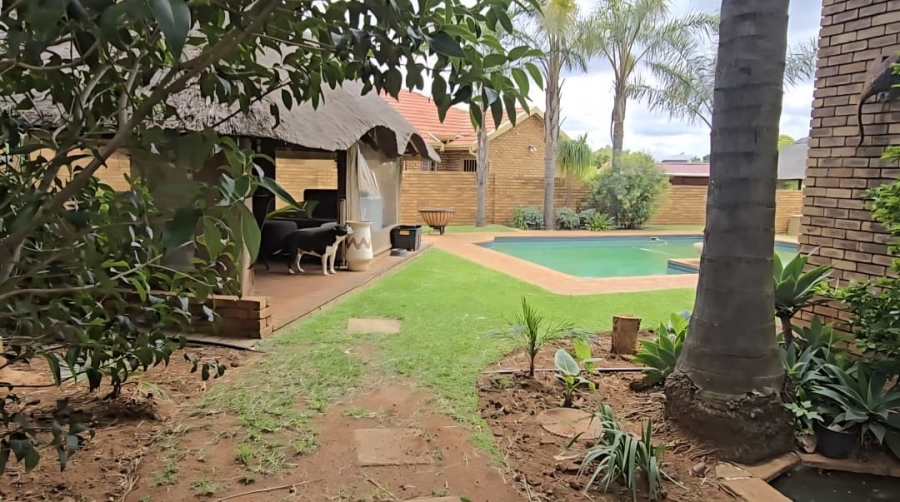 5 Bedroom Property for Sale in Wierda Park Gauteng