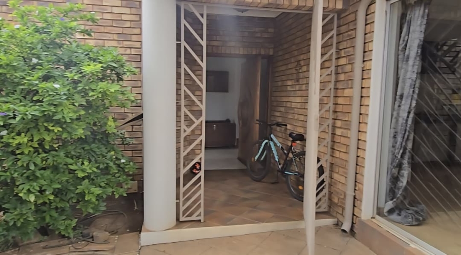 5 Bedroom Property for Sale in Wierda Park Gauteng