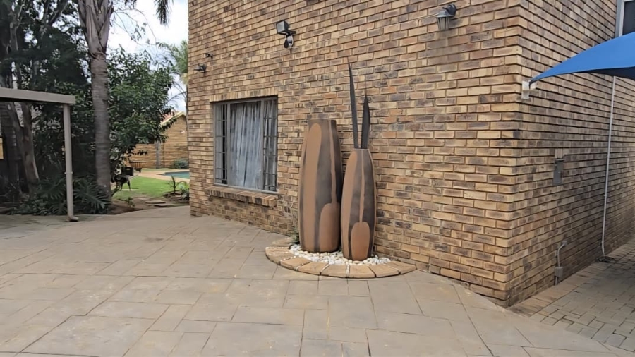 5 Bedroom Property for Sale in Wierda Park Gauteng