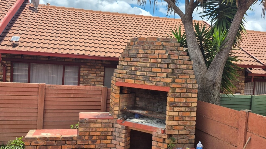To Let 2 Bedroom Property for Rent in Rooihuiskraal North Gauteng