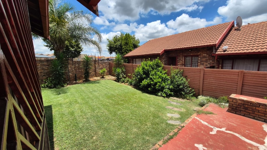 To Let 2 Bedroom Property for Rent in Rooihuiskraal North Gauteng