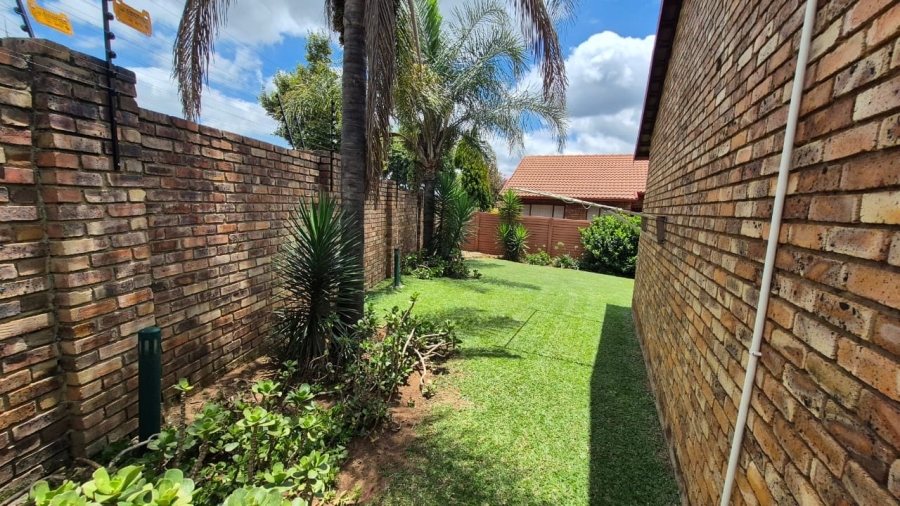 To Let 2 Bedroom Property for Rent in Rooihuiskraal North Gauteng