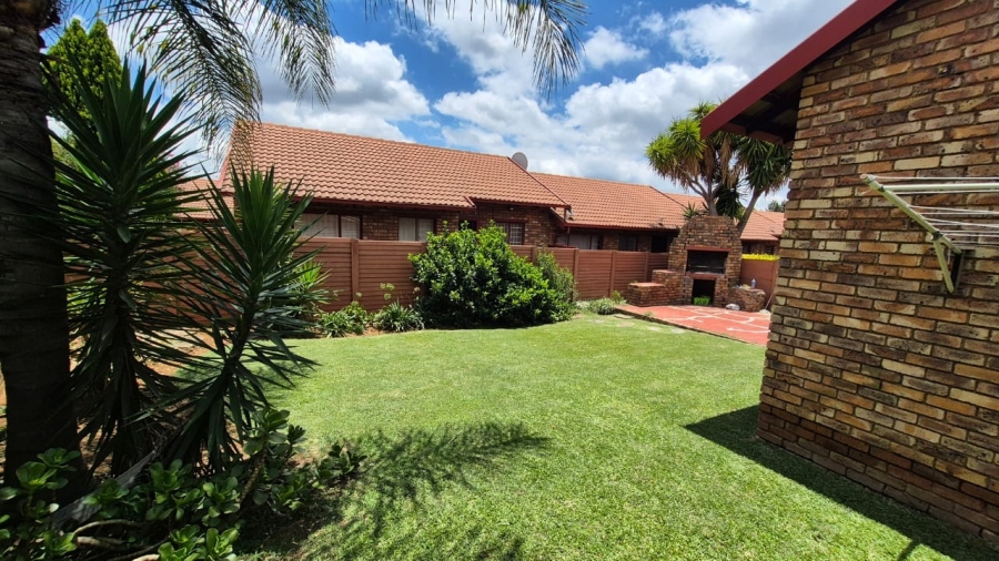 To Let 2 Bedroom Property for Rent in Rooihuiskraal North Gauteng