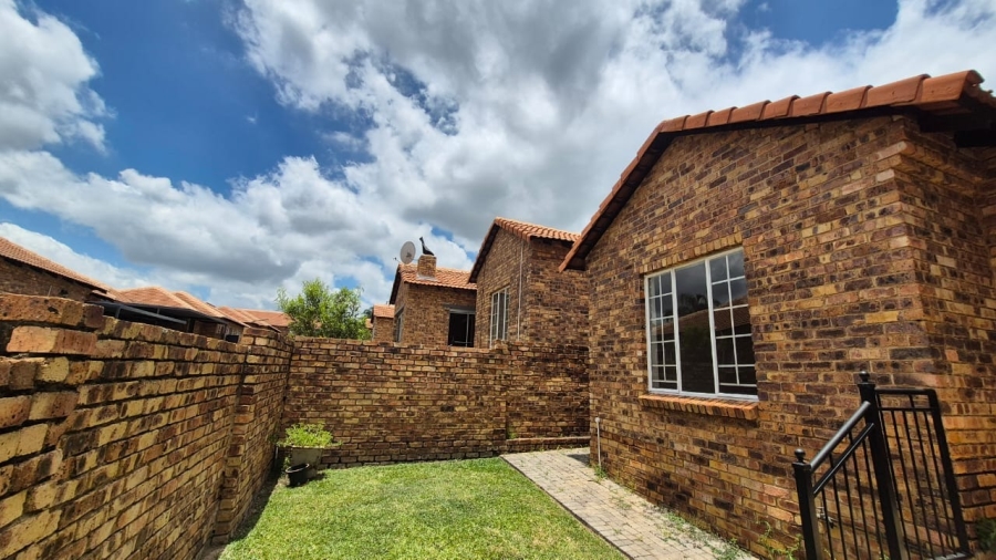 To Let 3 Bedroom Property for Rent in Amberfield Manor Gauteng