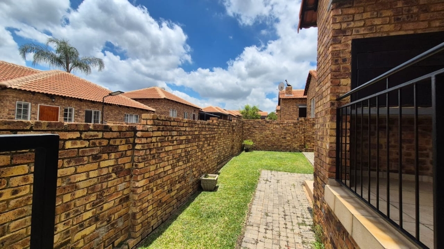 To Let 3 Bedroom Property for Rent in Amberfield Manor Gauteng