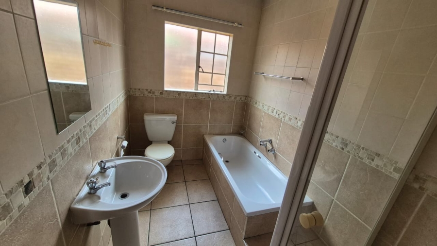 To Let 3 Bedroom Property for Rent in Amberfield Manor Gauteng