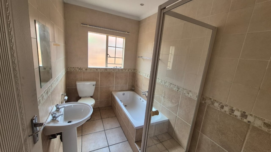 To Let 3 Bedroom Property for Rent in Amberfield Manor Gauteng