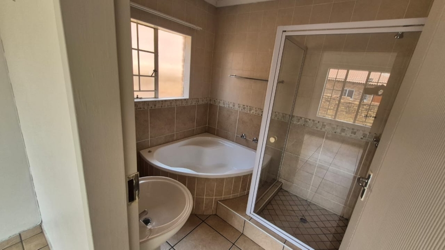 To Let 3 Bedroom Property for Rent in Amberfield Manor Gauteng