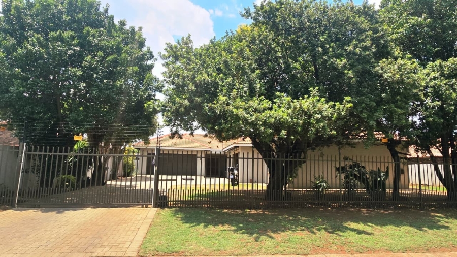To Let 5 Bedroom Property for Rent in Wierda Park Gauteng
