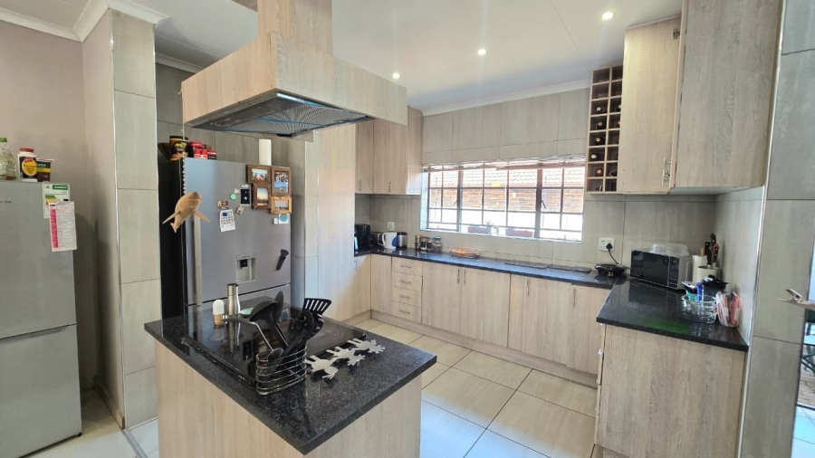 To Let 5 Bedroom Property for Rent in Wierda Park Gauteng
