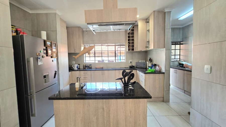 To Let 5 Bedroom Property for Rent in Wierda Park Gauteng