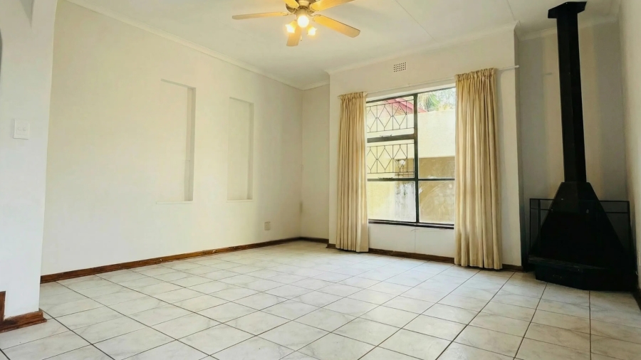 5 Bedroom Property for Sale in Glen Marais Gauteng