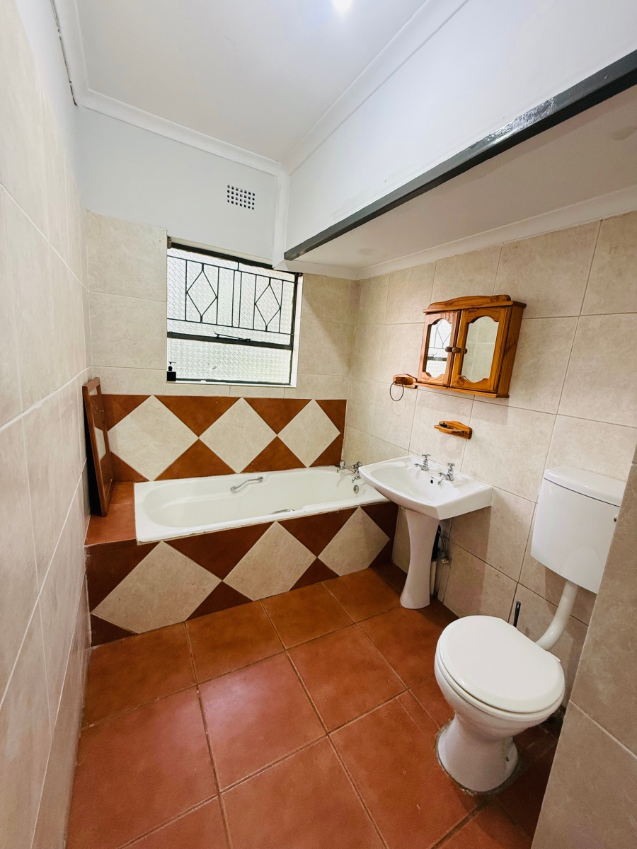 5 Bedroom Property for Sale in Glen Marais Gauteng