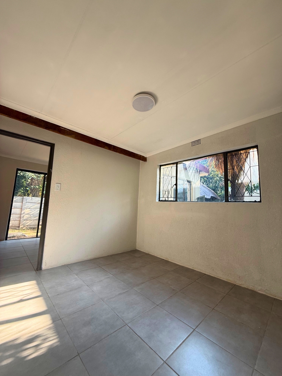 5 Bedroom Property for Sale in Glen Marais Gauteng