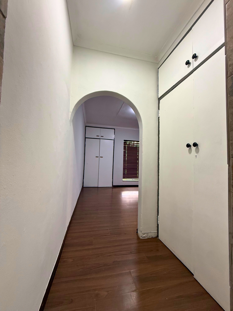 5 Bedroom Property for Sale in Glen Marais Gauteng