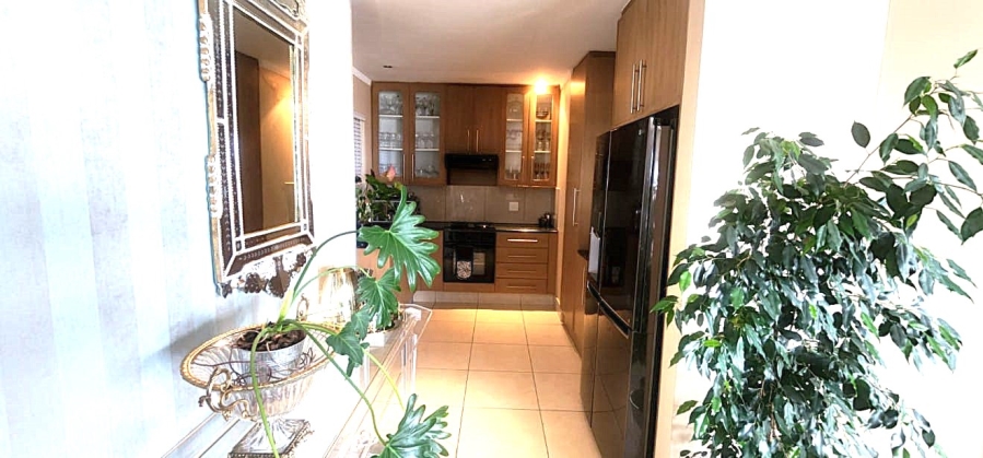 2 Bedroom Property for Sale in Sandhurst Gauteng