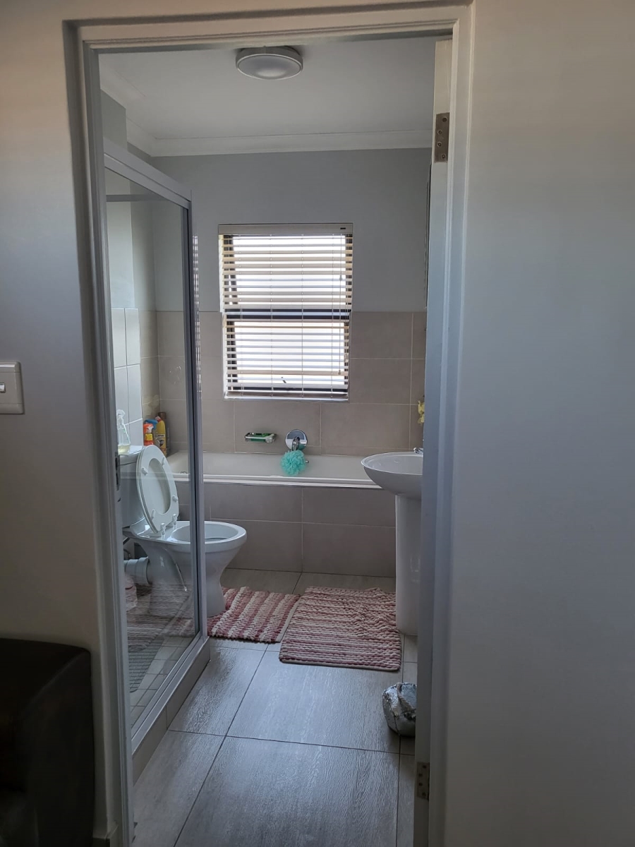 To Let 3 Bedroom Property for Rent in Rua Vista Gauteng