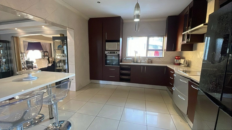 To Let 6 Bedroom Property for Rent in Monavoni Gauteng