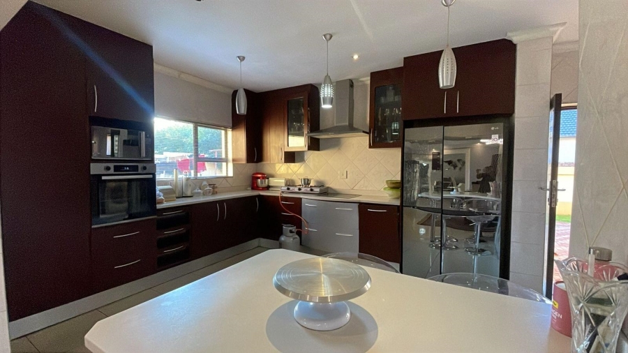 To Let 6 Bedroom Property for Rent in Monavoni Gauteng