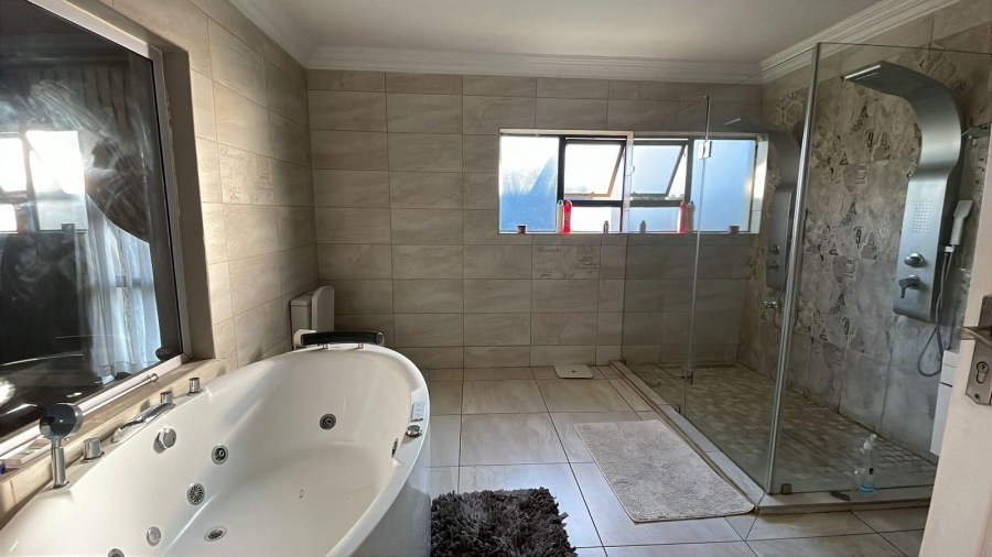 To Let 6 Bedroom Property for Rent in Monavoni Gauteng