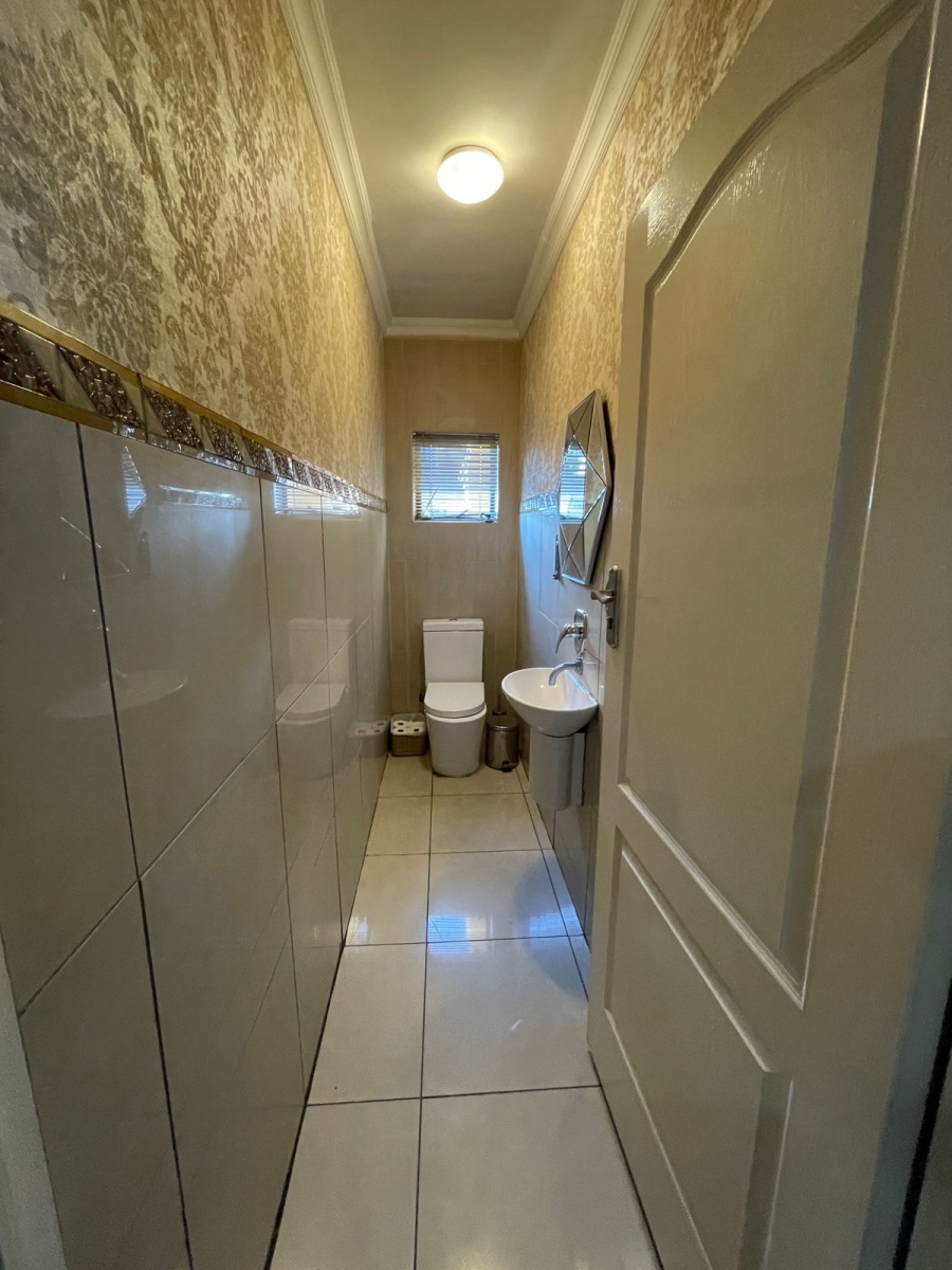 To Let 6 Bedroom Property for Rent in Monavoni Gauteng