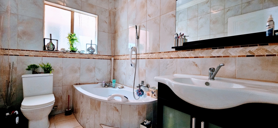 3 Bedroom Property for Sale in Three Rivers Proper Gauteng