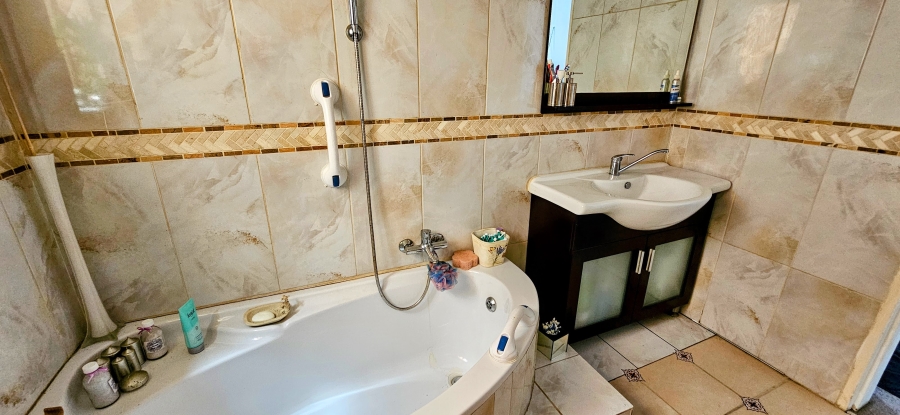 3 Bedroom Property for Sale in Three Rivers Proper Gauteng