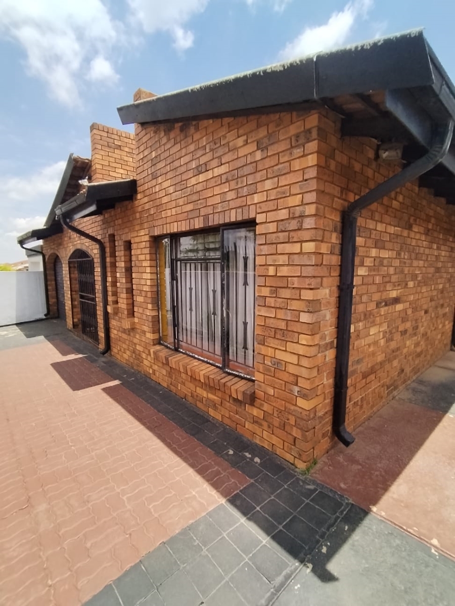 3 Bedroom Property for Sale in Tladi Gauteng