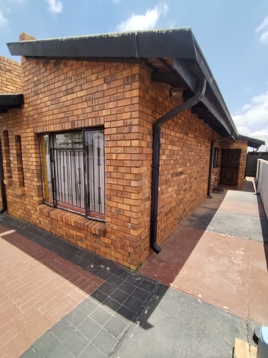 3 Bedroom Property for Sale in Tladi Gauteng