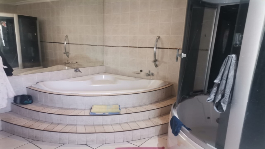 4 Bedroom Property for Sale in Three Rivers Proper Gauteng