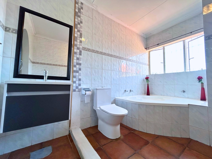 4 Bedroom Property for Sale in Eldoraigne Gauteng