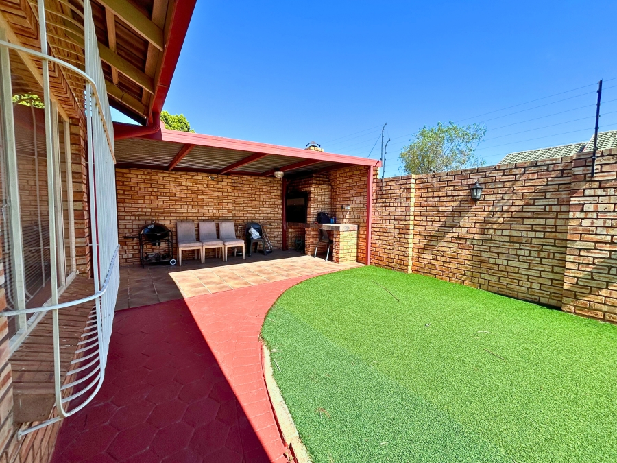 4 Bedroom Property for Sale in Eldoraigne Gauteng
