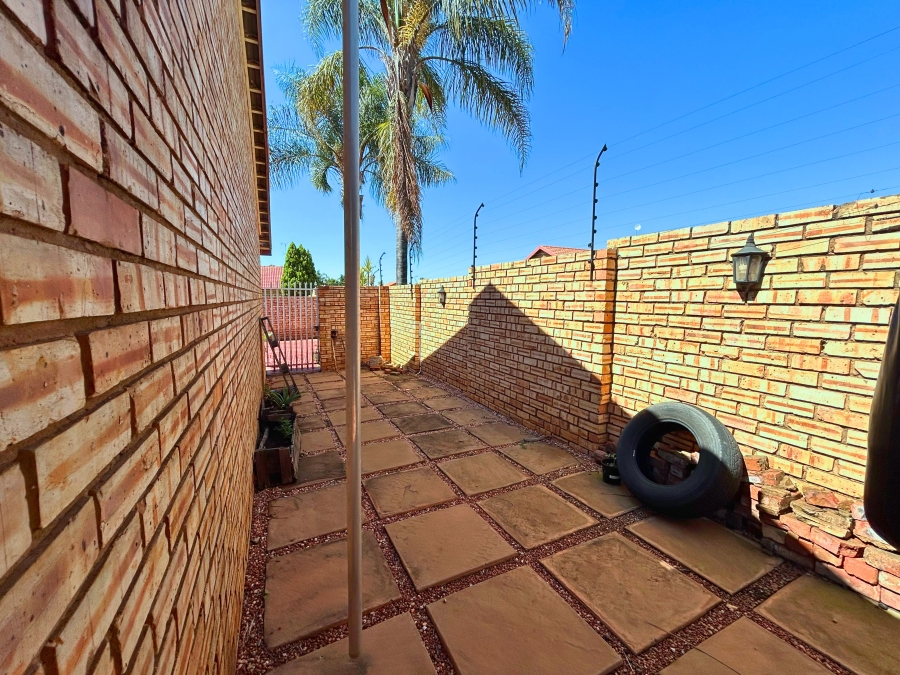 4 Bedroom Property for Sale in Eldoraigne Gauteng