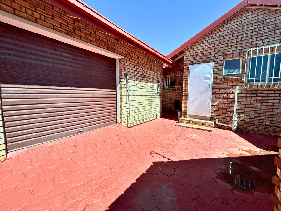 4 Bedroom Property for Sale in Eldoraigne Gauteng