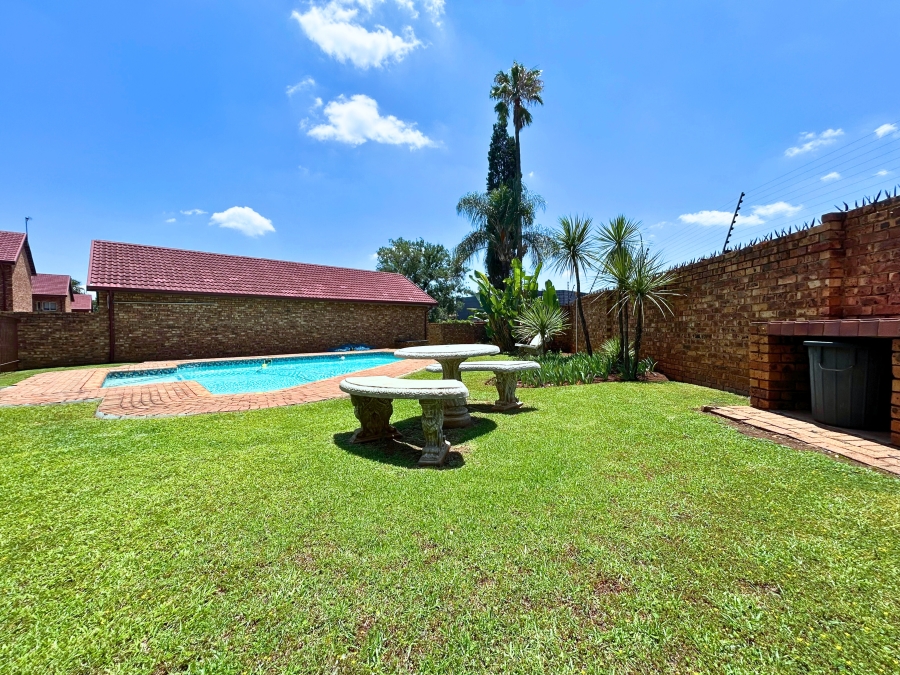 2 Bedroom Property for Sale in Hennopspark Gauteng