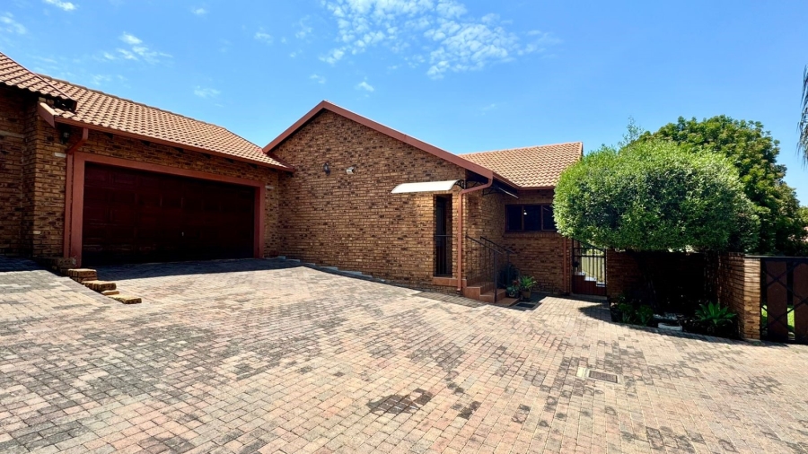 4 Bedroom Property for Sale in Thatchfield Estate Gauteng