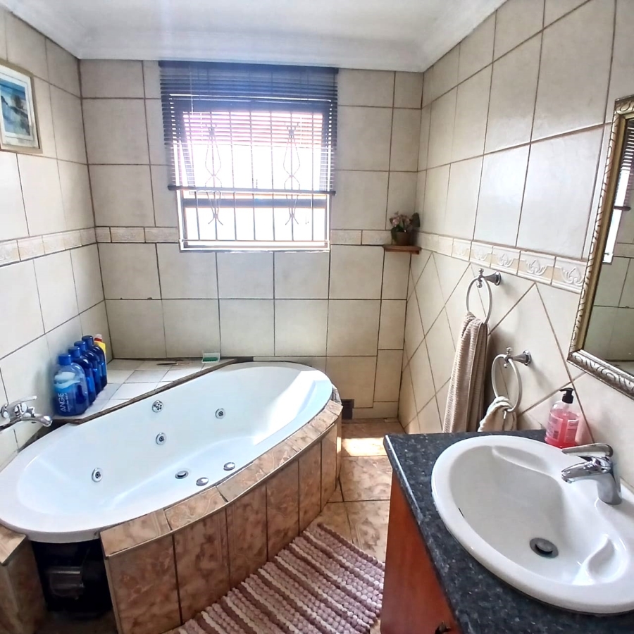 4 Bedroom Property for Sale in Vosloorus Ext 14 Gauteng