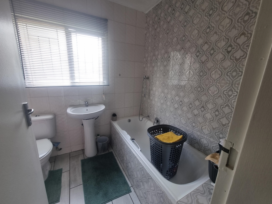 To Let 1 Bedroom Property for Rent in Weltevreden Park Gauteng