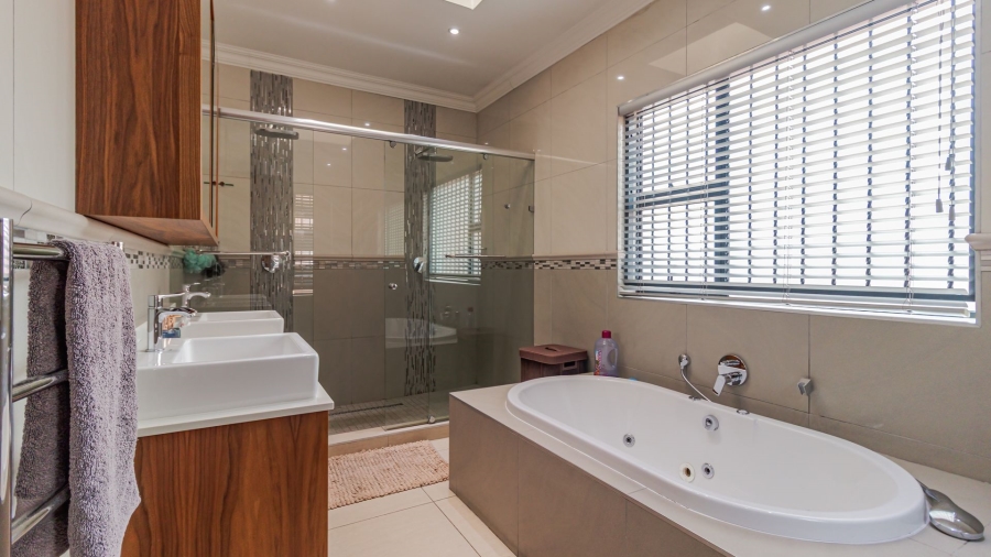 4 Bedroom Property for Sale in Klippoortjie Gauteng