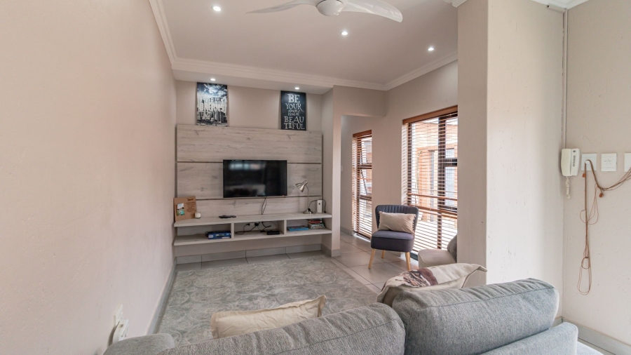 4 Bedroom Property for Sale in Klippoortjie Gauteng