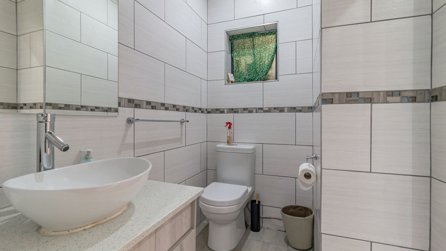 4 Bedroom Property for Sale in Klippoortjie Gauteng