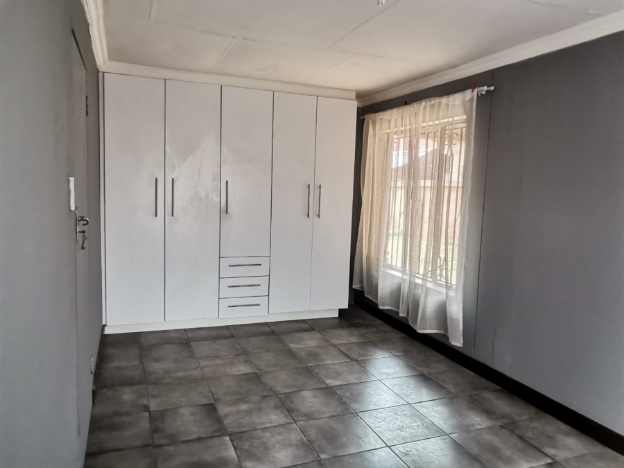 To Let 2 Bedroom Property for Rent in Danville Gauteng