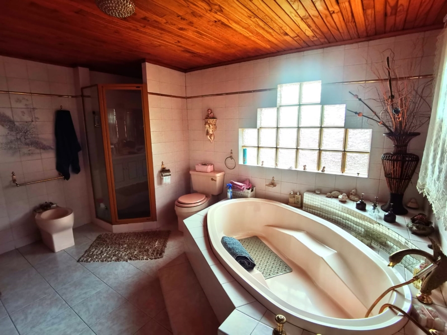 5 Bedroom Property for Sale in Magalieskruin Gauteng