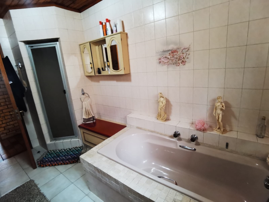 5 Bedroom Property for Sale in Magalieskruin Gauteng