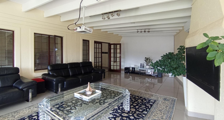 5 Bedroom Property for Sale in Moreleta Park Gauteng